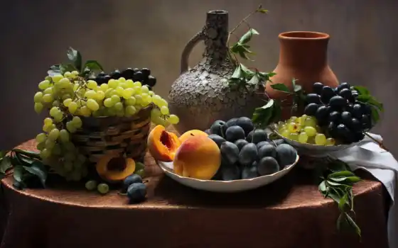 персик, виноград