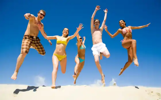 радость, бег, прыжок, девушки, юноши, лето, счастье, смех, песок, пляж