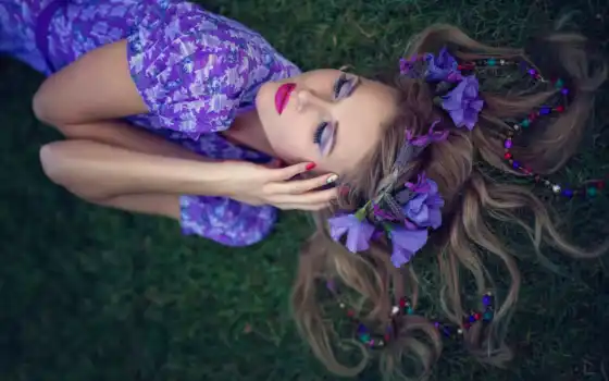 девушка, платье, фиолетовом, голове, венком, цветов, фиолетовых, траве, лежит, зеленой, 
