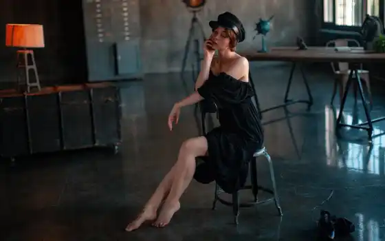 платье, чёрн, девушка, sit, redhead, поза, ankle, модель, кресло, фуражка