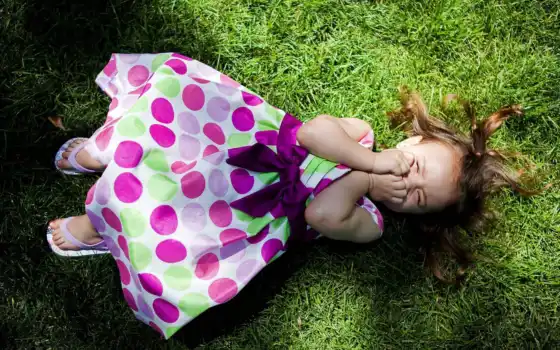 девушка, платье, смеётся, лежит, трава, pea, shadow, розовом, газон, 