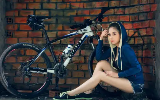 женщину, велосипед, трус